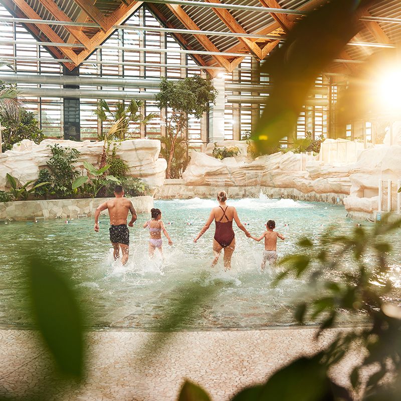 Une famille s'amusant dans une piscine d'un hôtel.