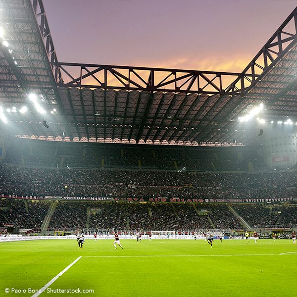 Atmosfera da stadio durante una partita del Milan.