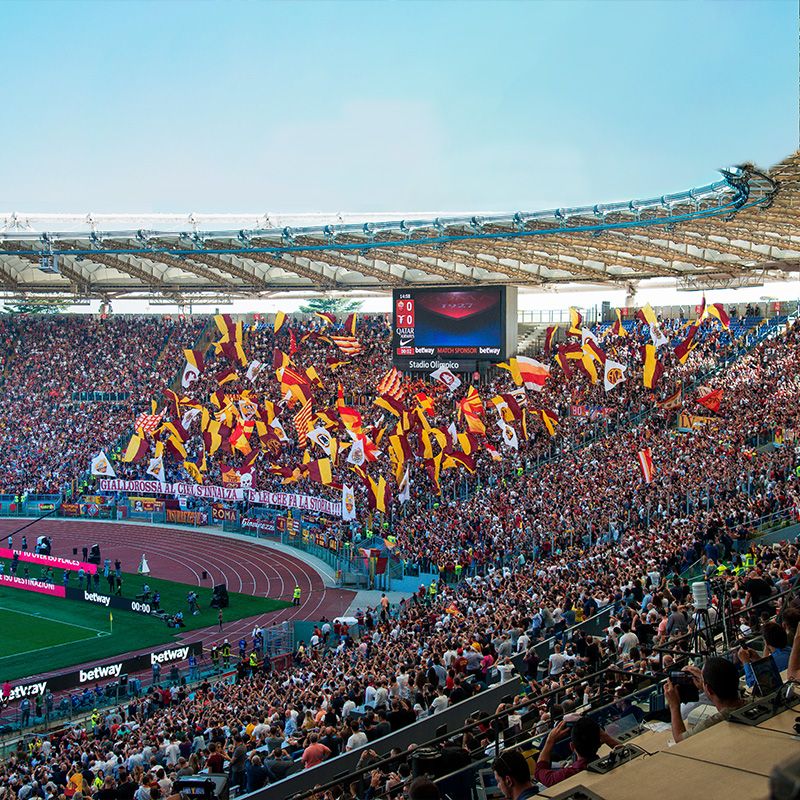 Atmosfera da stadio durante una partita dell'AS Roma.