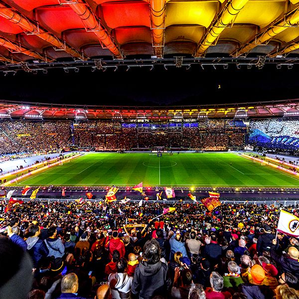 Atmosfera da stadio durante una partita dell'AS Roma.