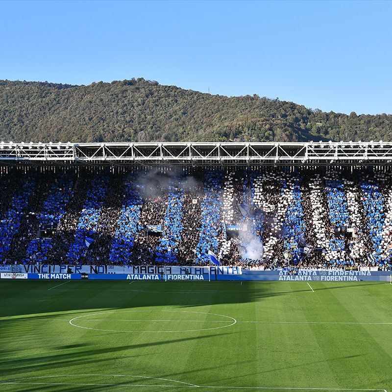 L'atmosfera dello stadio durante una partita dell'Atalanta BC. 