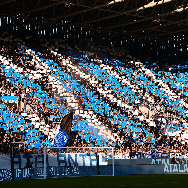 Atmosfera da stadio durante una partita dell'Atalanta BC Premium.