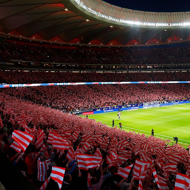 Atmosfera da stadio durante una partita dell'Atlético de Madrid.