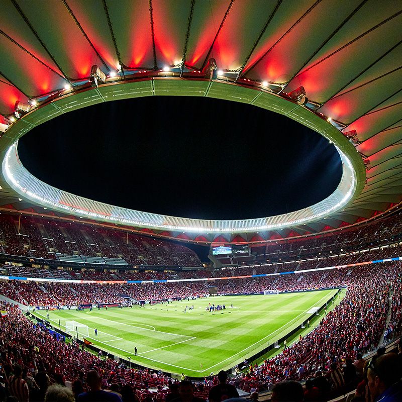 Atmosfera da stadio durante una partita dell'Atlético de Madrid.