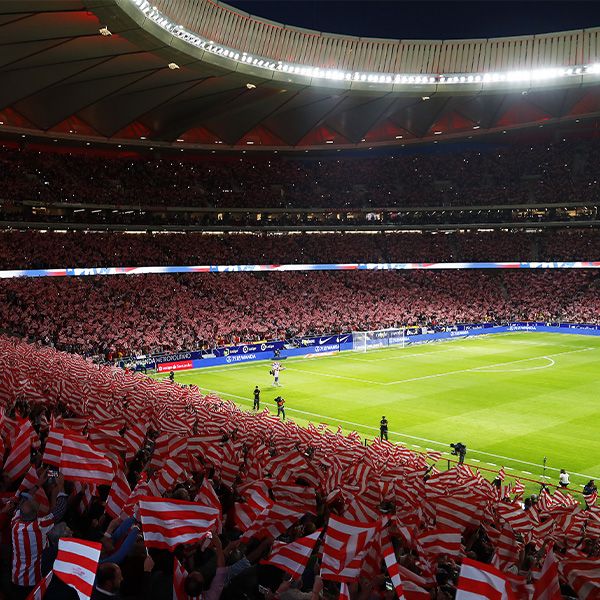 Ambiente de estadio durante un partido del Atlético de Madrid.