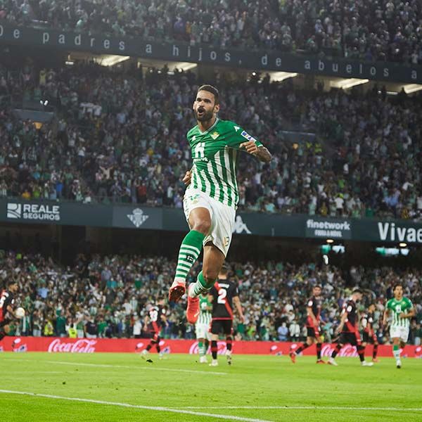 Futbolista del Real Betis celebrando un gol durante un partido.