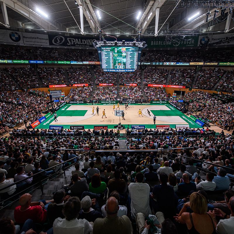 Ambiente de estadio durante un partido del Club Joventut Badalona.