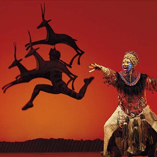 Escena del espectáculo del Rey León.