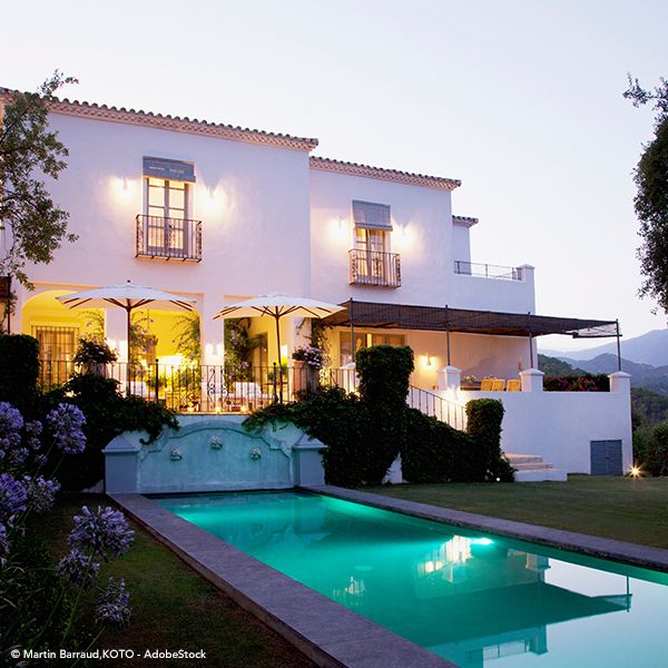 Una villa con piscina.
