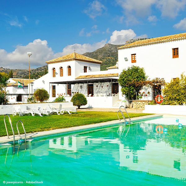 Una villa con piscina.