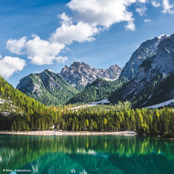 Un lago junto a una montaña.