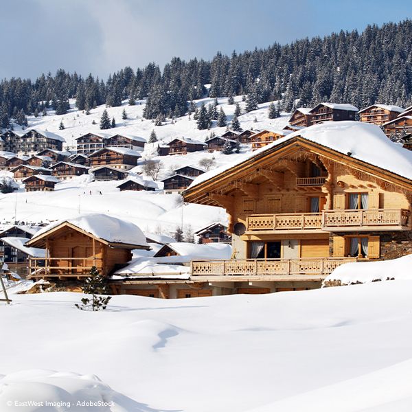 Un chalet en una montaña.