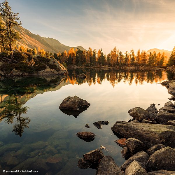 Un lago junto a las montañas.