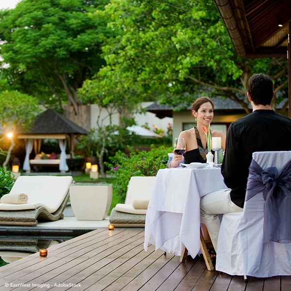 Una pareja bebiendo vino en un restaurante.