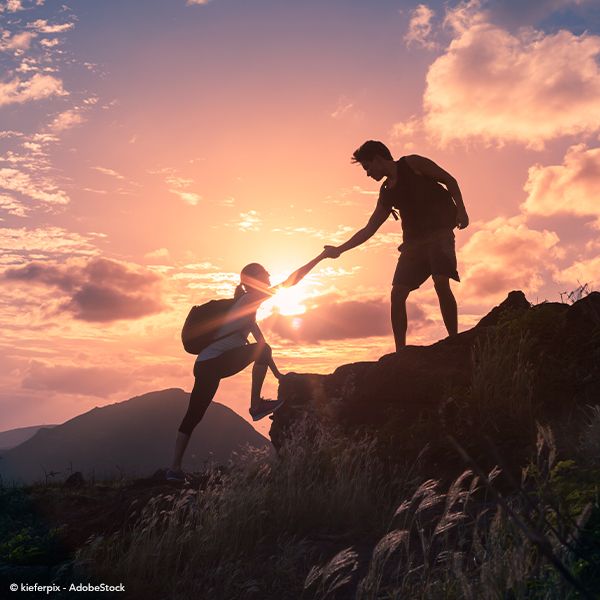 Una pareja haciendo senderismo en una montaña.
