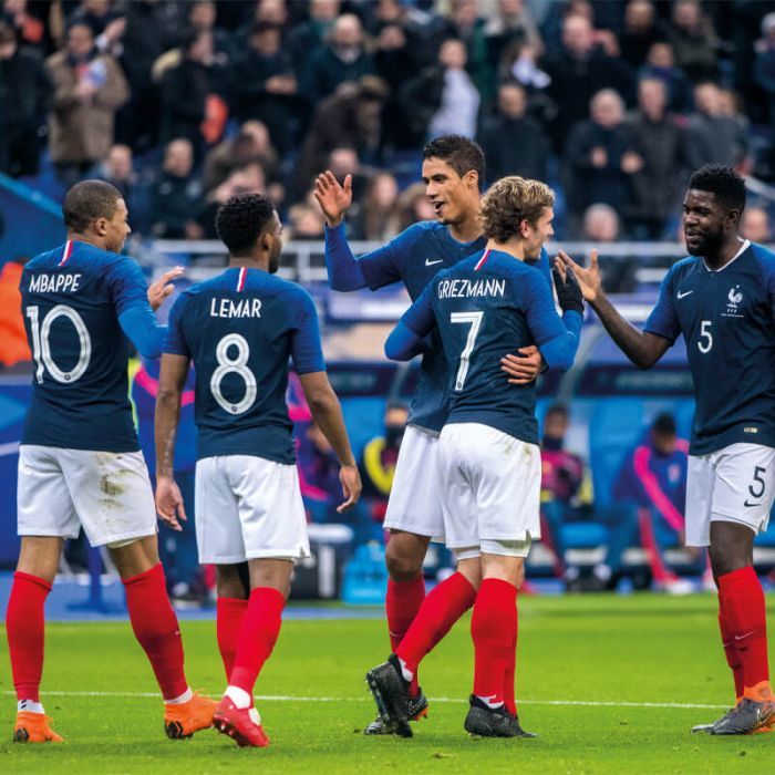 Joueurs de l'Equipe de France célébrant un but durant un match.