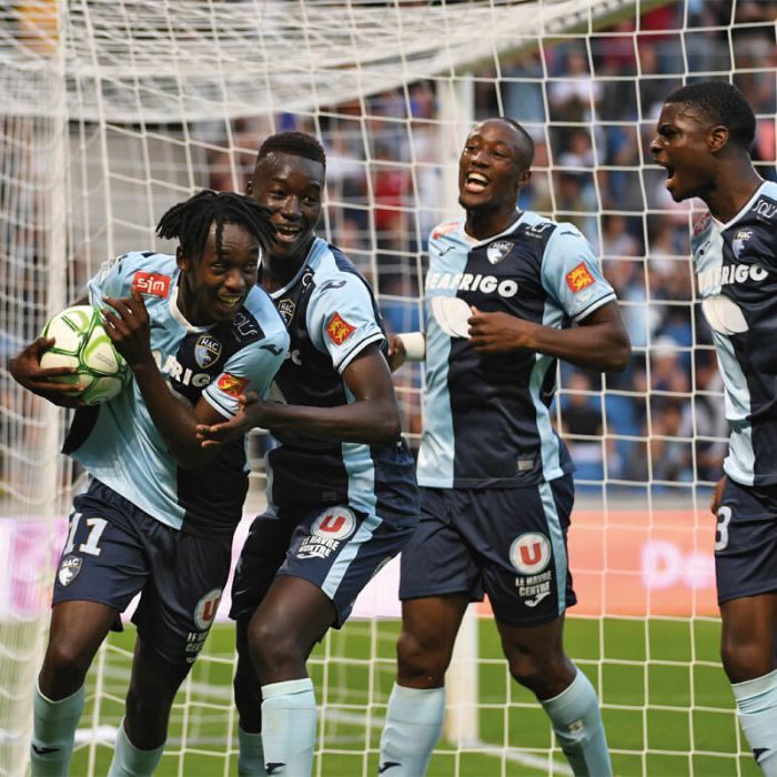 Joueurs du Havre AC célébrant un but pendant un match. 