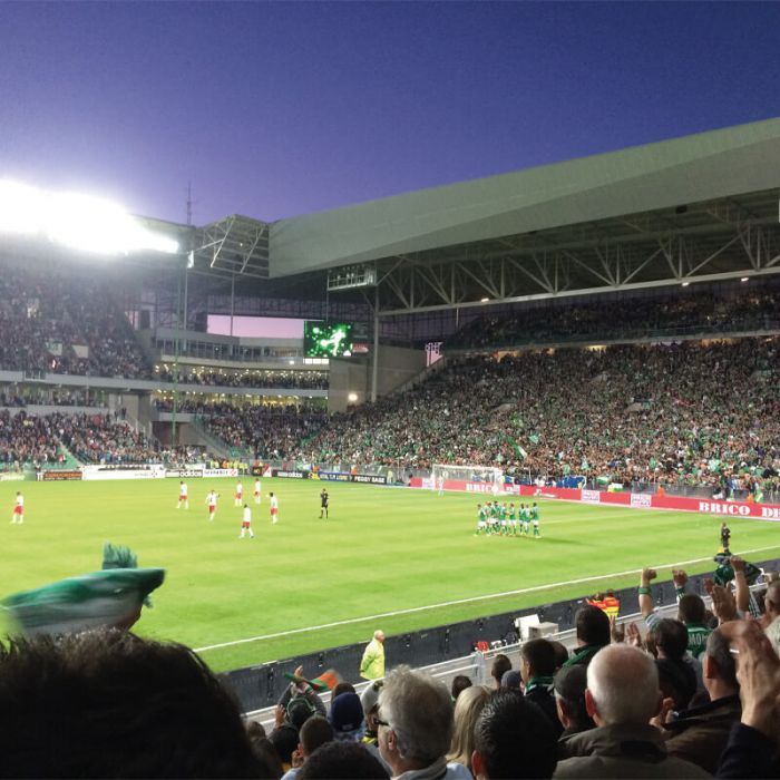 Ambiance du stade de l'AS Saint-Etienne durant un match.