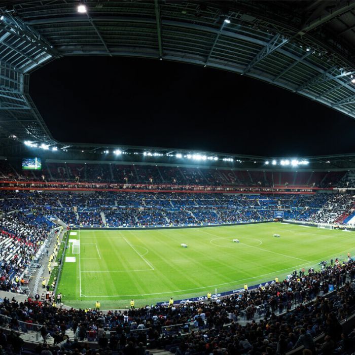 Ambiance du stade de l'Olympique Lyonnais pendant un match.