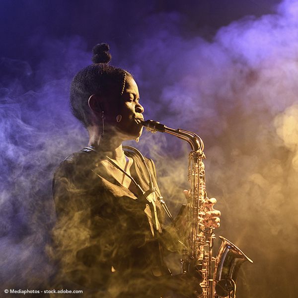 Une musicienne jouant au saxophone. 