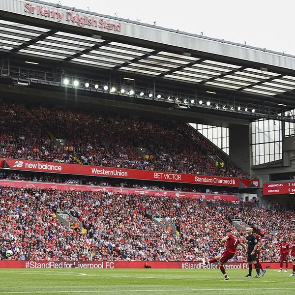 Ambiente en el estadio durante un partido del Liverpool FC.