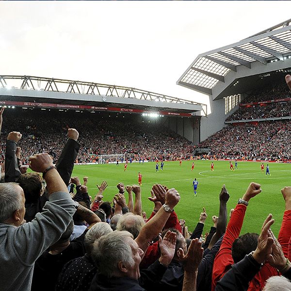 Ambiente en el estadio durante un partido del Liverpool FC.
