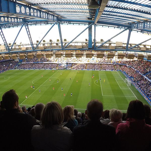 Ambiente en el estadio durante un partido del Manchester City.