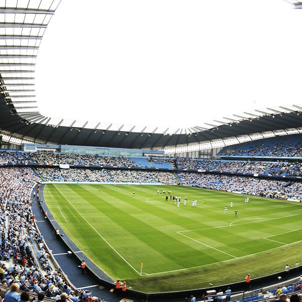 Ambiente en el estadio durante un partido del Manchester City.