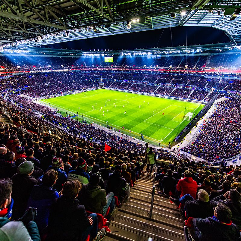 Ambiance du stade pendant un match de l'Olympique Lyonnais.