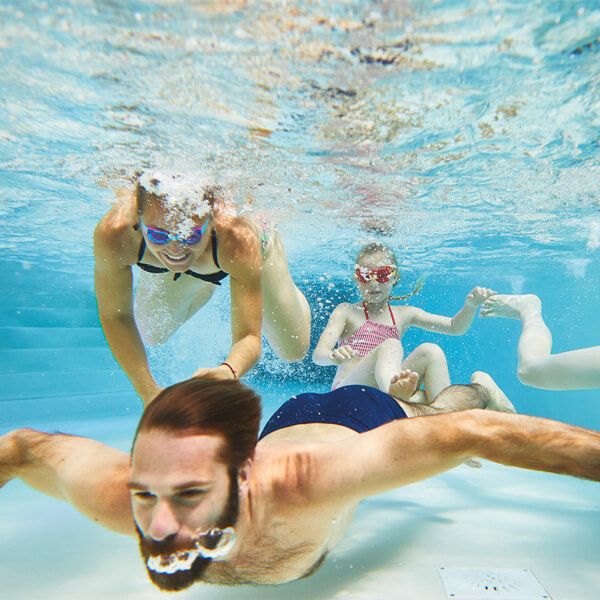 Une famille qui nage dans une piscine au Bellewaerde Aquapark.