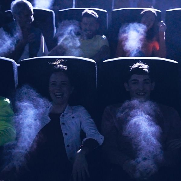Des spectateurs entrain de regarder un film au cinéma.