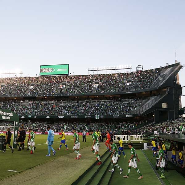 Ambiente en el estadio durante un partido del Real Betis.