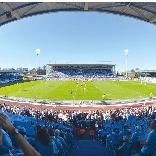 Ambiance du stade de l'Aviron Bayonnais pendant un match.