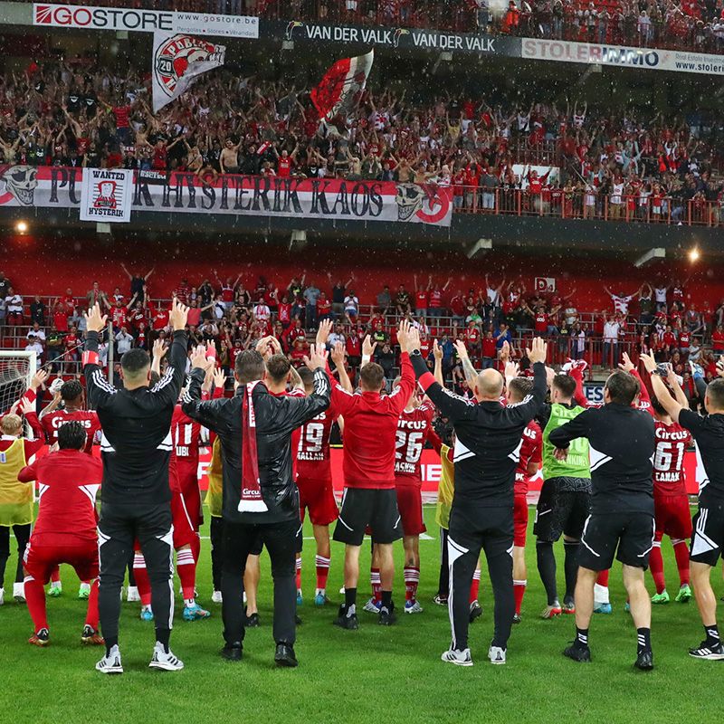 Standard Luik-spelers vieren een doelpunt met de fans.