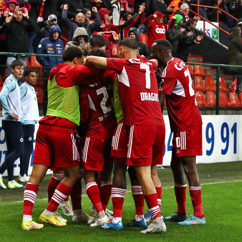 Standaard Luik-spelers die een doelpunt vieren tijdens een wedstrijd.