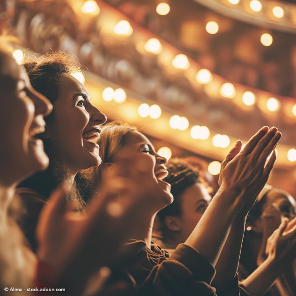 Des spectateurs applaudissant un spectacle.